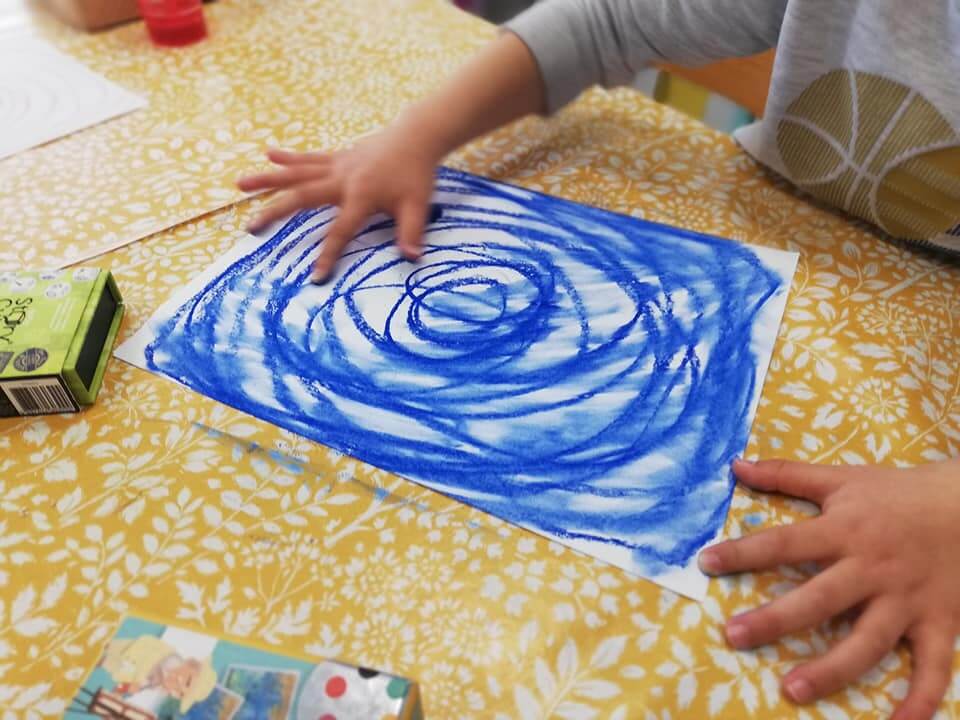 Dessin enfant d'une spirale bleue