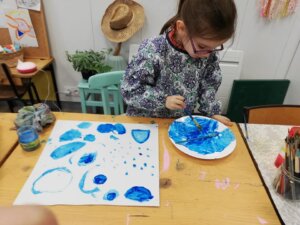 Enfant qui peint