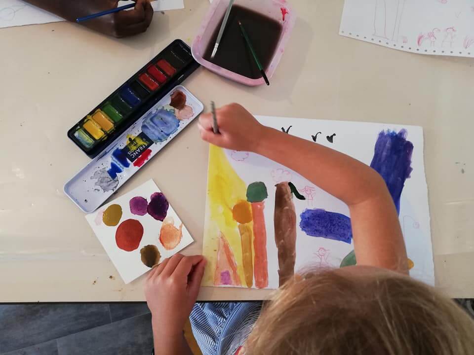 photo d'un enfant qui fait de la peinture