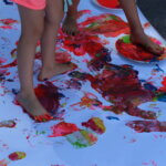 Peinture aux pieds des enfants