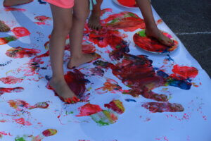 Peinture aux pieds des enfants