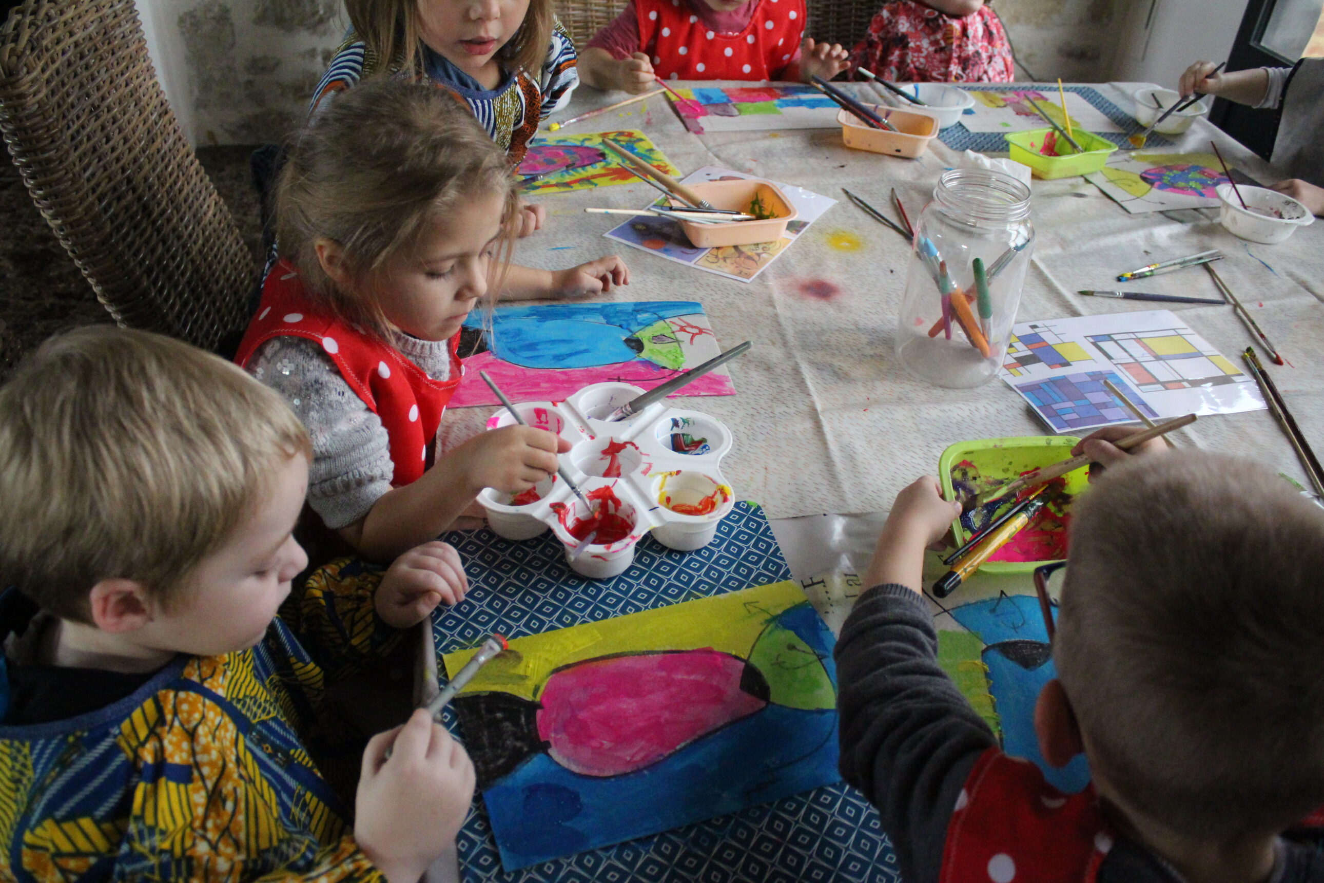 photo d'un atelier peinture avec des enfants
